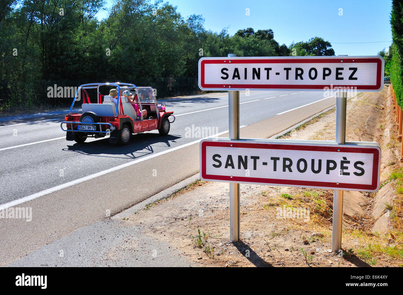 Autobahn-Schild für Saint-Tropez, Var, Provence-Alpes-Côte d ' &#39; Azur, Frankreich Stockfoto