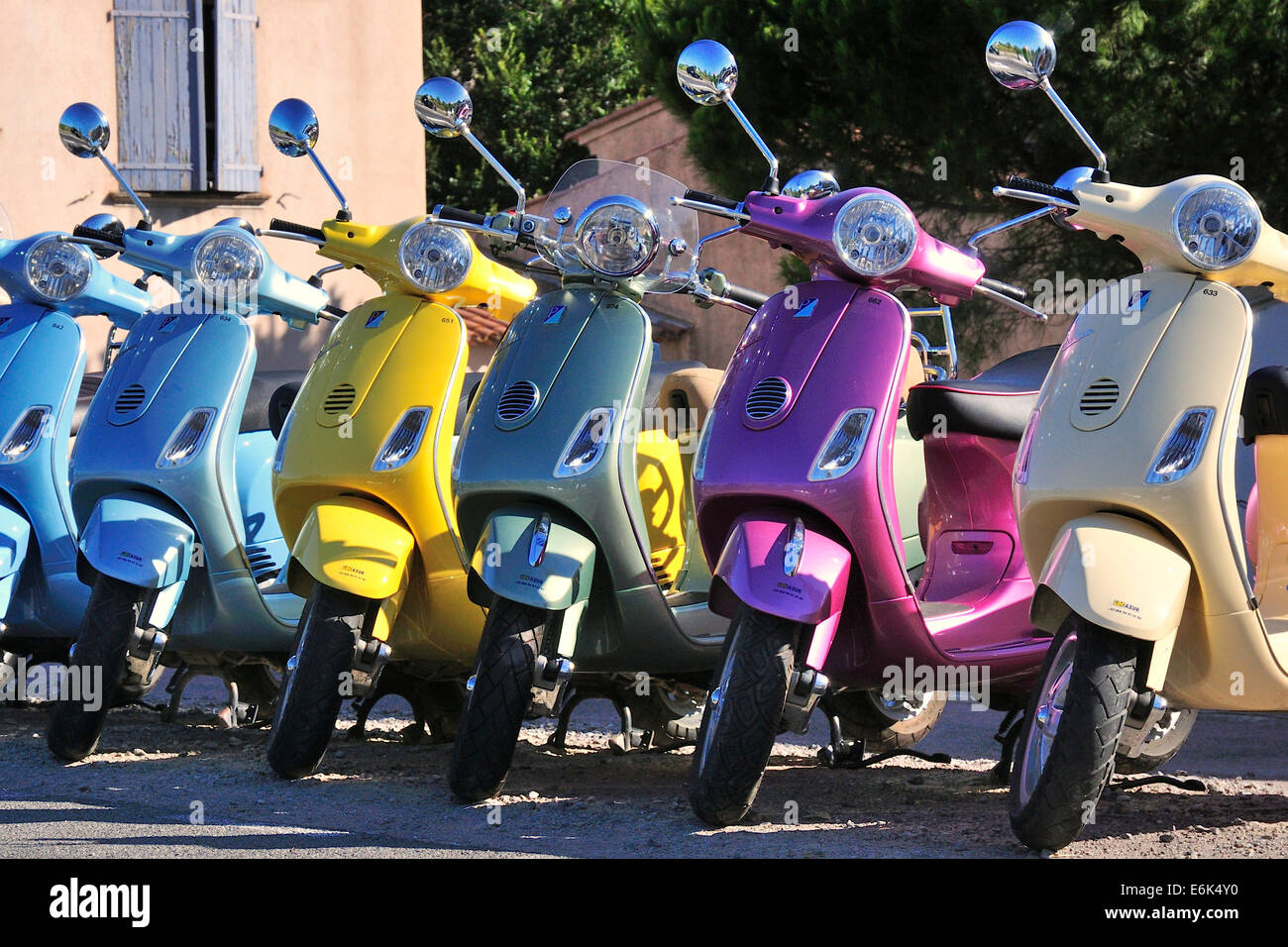 Bunte Vespas als Vermietung Fahrzeuge, Saint-Tropez, Var, Provence-Alpes-Côte d ' Azur, Frankreich Stockfoto