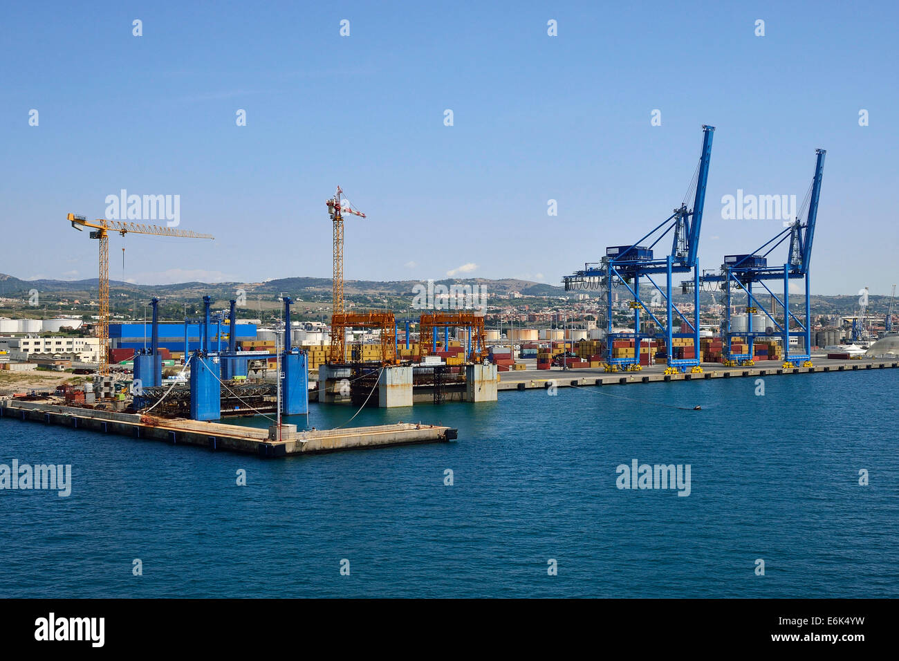 Baukräne und Containerumschlag Portalkräne im Hafen von Civitavecchia, Provinz Rom, Latium, Italien Stockfoto