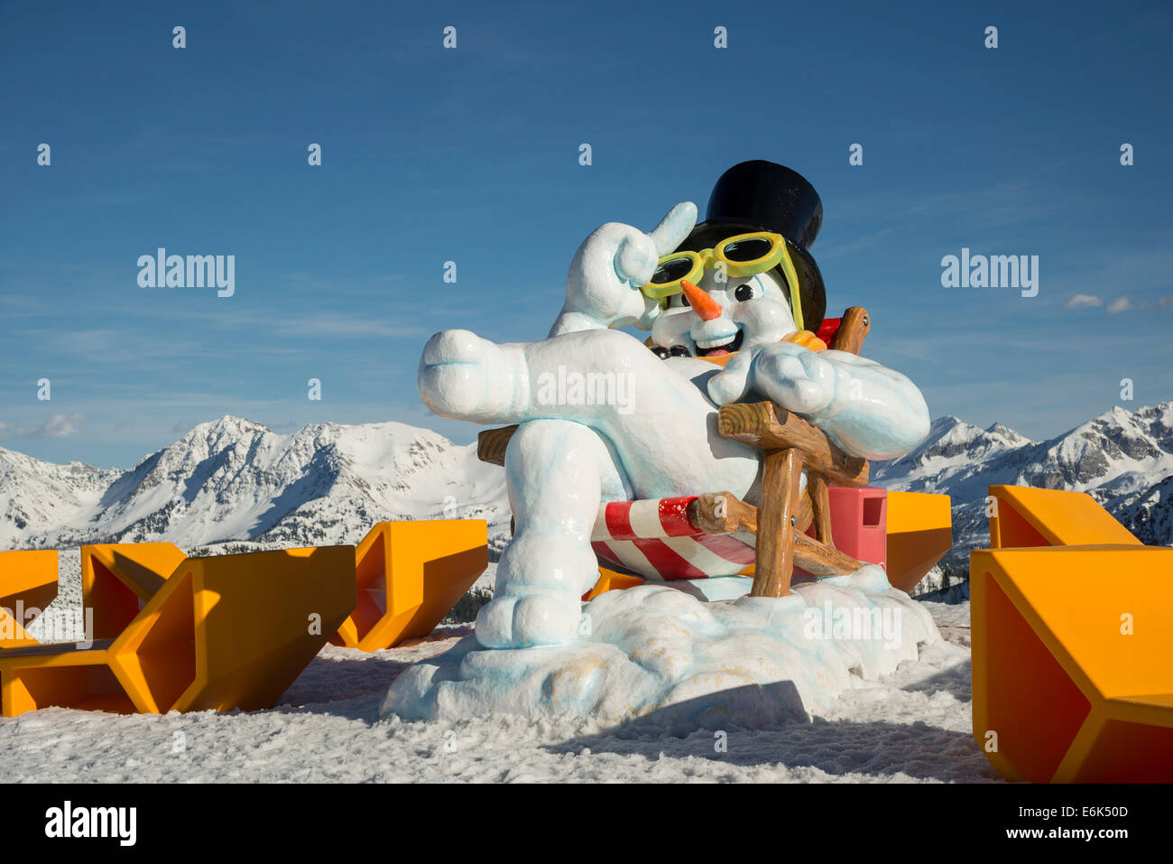 Überdimensionierte Schneemann Skulptur am Gamskogel an der Bergstation Rosskopf, Zauchensee, Pongau, Tauern, Salzburg, Salzburger Land Stockfoto