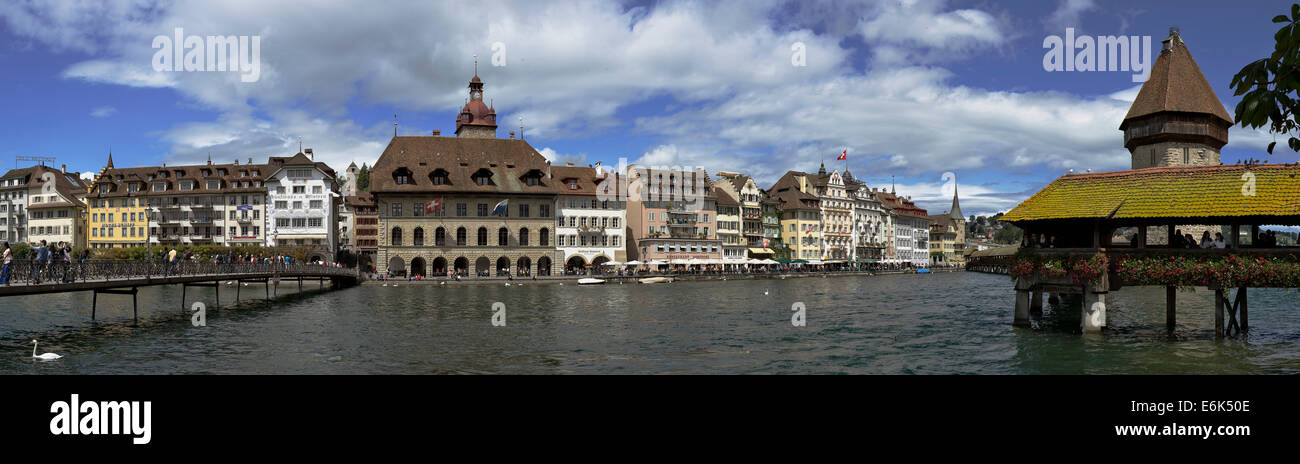 Panorama der Reuss Promenade mit Pfister Guildhall, Rathaus, Kapellbrücke Brücke, Luzern, Schweiz Stockfoto
