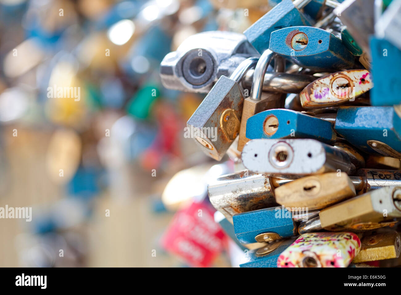 Tschechische Republik, Prag - Überfluss an Liebe Vorhängeschlösser am Geländer. Stockfoto