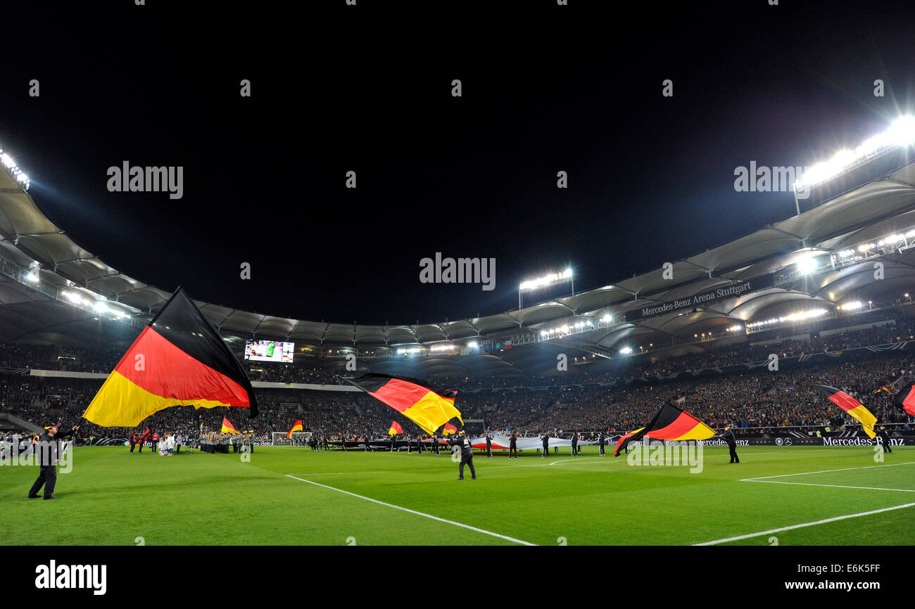 Fahnenschwinger mit deutschen Fahnen vor dem Spiel Deutschland - Chile, Mercedes-Benz Arena, Stuttgart, Baden-Württemberg, Deutschland Stockfoto