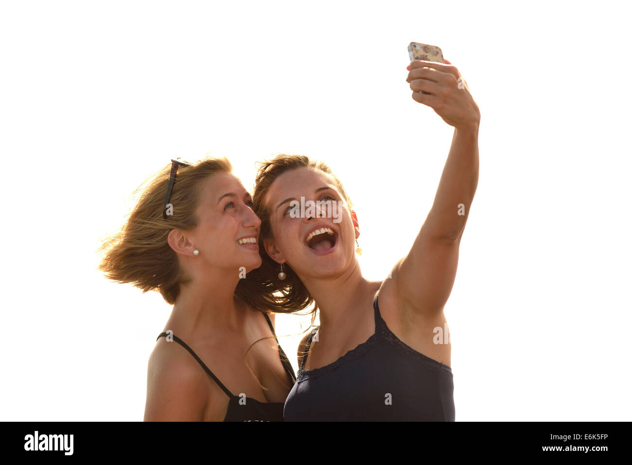 Selfie, zwei junge Frauen, die ein Selbstporträt mit einem Mobiltelefon, Lanzarote, Kanarische Inseln, Spanien Stockfoto