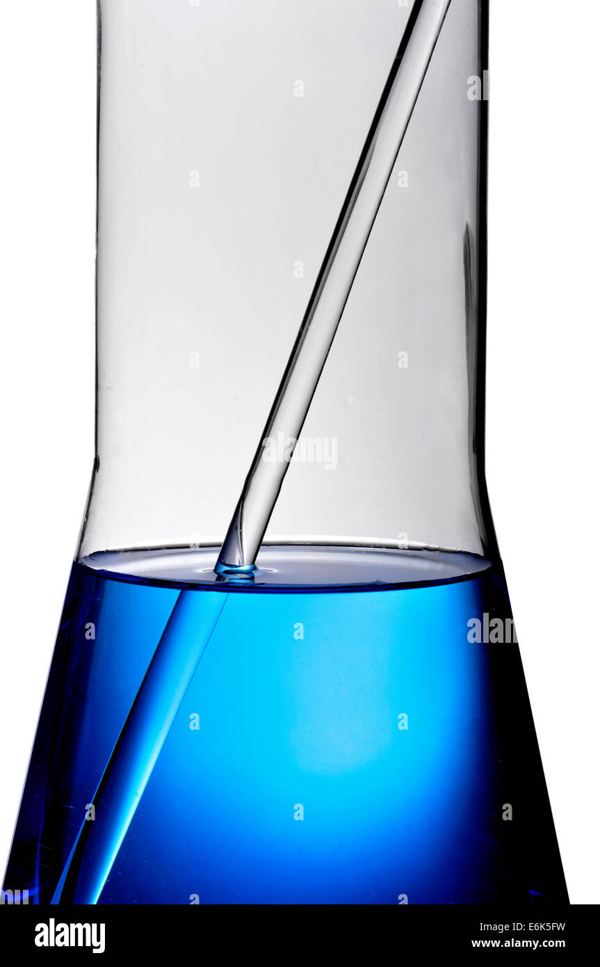 Detail einer Labor-Flasche mit einer blauen Flüssigkeit und einem Rührstäbchen auf weißem Hintergrund Stockfoto