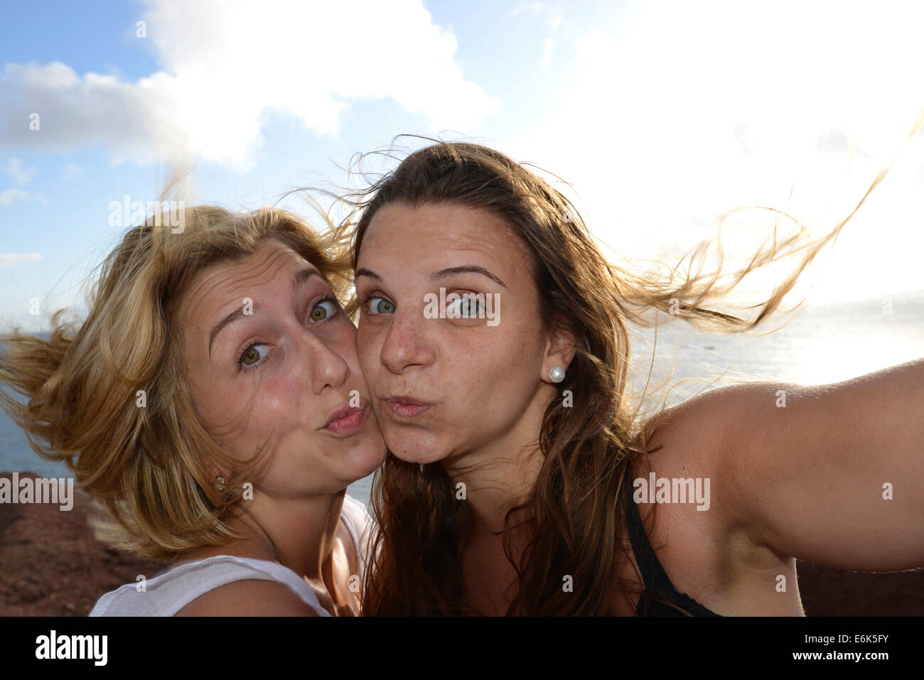 Duckface Selfie, Suglie, Suglies, neue Web-Trend, zwei junge Frauen, die ein Selbstporträt mit einem Mobiltelefon, Lanzarote Stockfoto