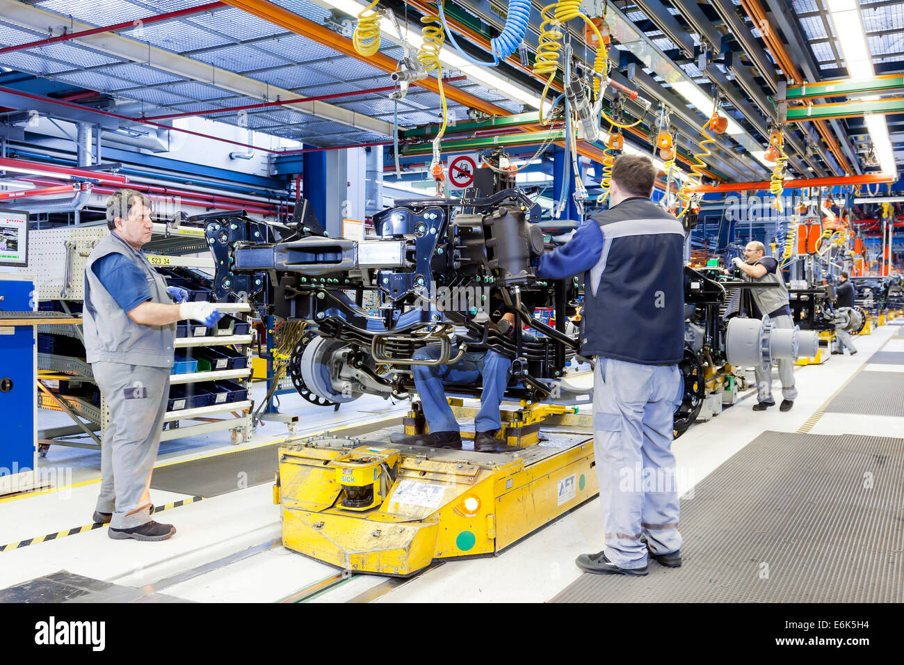 Mitarbeiter Montage ein Chassis bei der MAN Truck und Bus AG, München, Upper Bavaria, Bavaria, Germany Stockfoto