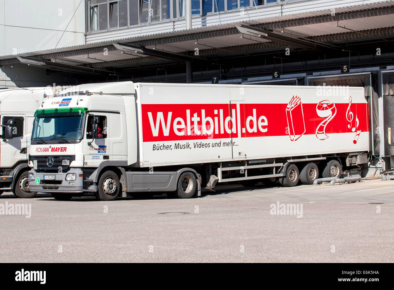 Ein LKW der Verlagsgruppe Weltbild parkte vor das Logistikzentrum der Weltbild Verlag, Augsburg, Bayern, Deutschland Stockfoto