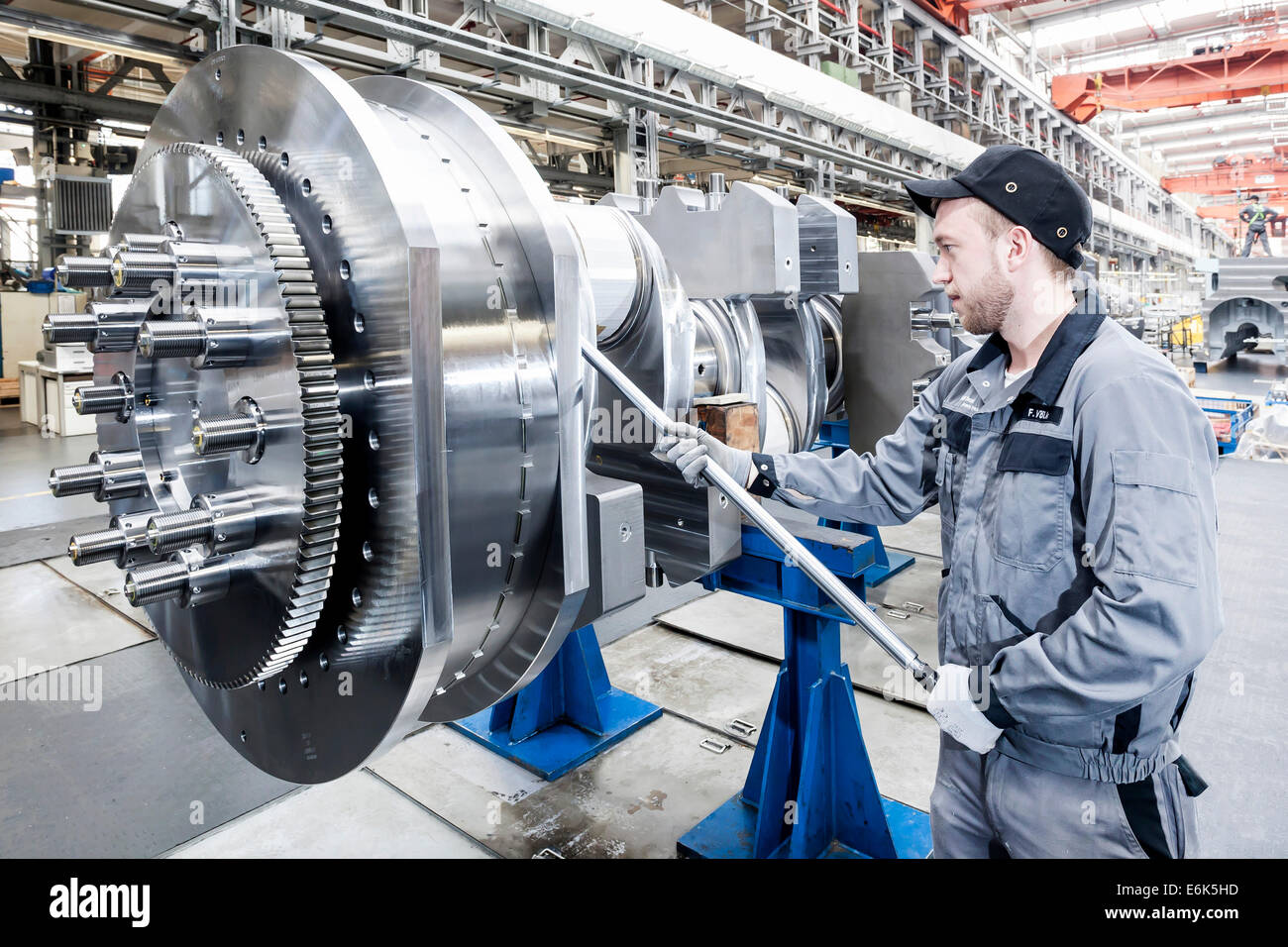 Mitarbeiter, die eine Schraube stecken auf der Kurbelwelle eines marine Motor, MAN Diesel &amp; Turbo SE, Augsburg, Bayern, Deutschland Stockfoto