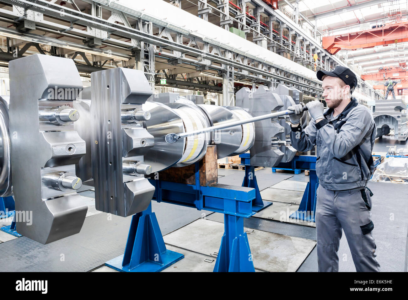 Mitarbeiter, die eine Schraube stecken auf der Kurbelwelle eines marine Motor, MAN Diesel &amp; Turbo SE, Augsburg, Bayern, Deutschland Stockfoto