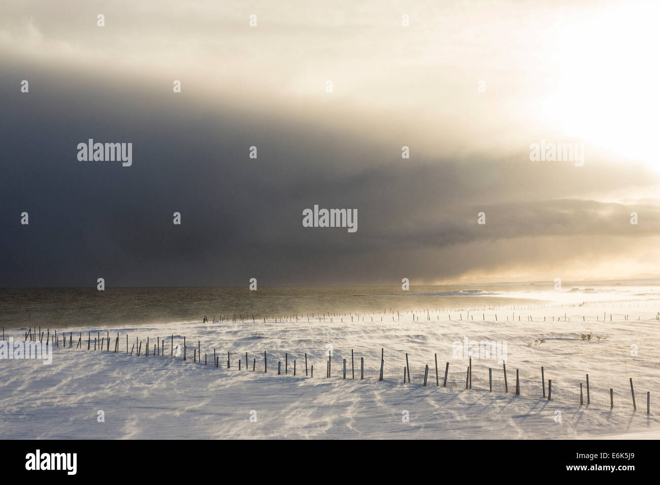 Schneeverwehungen im Fjord, in der Nähe von kiberg, Varangerfjord, hordaland County, Norwegen Stockfoto