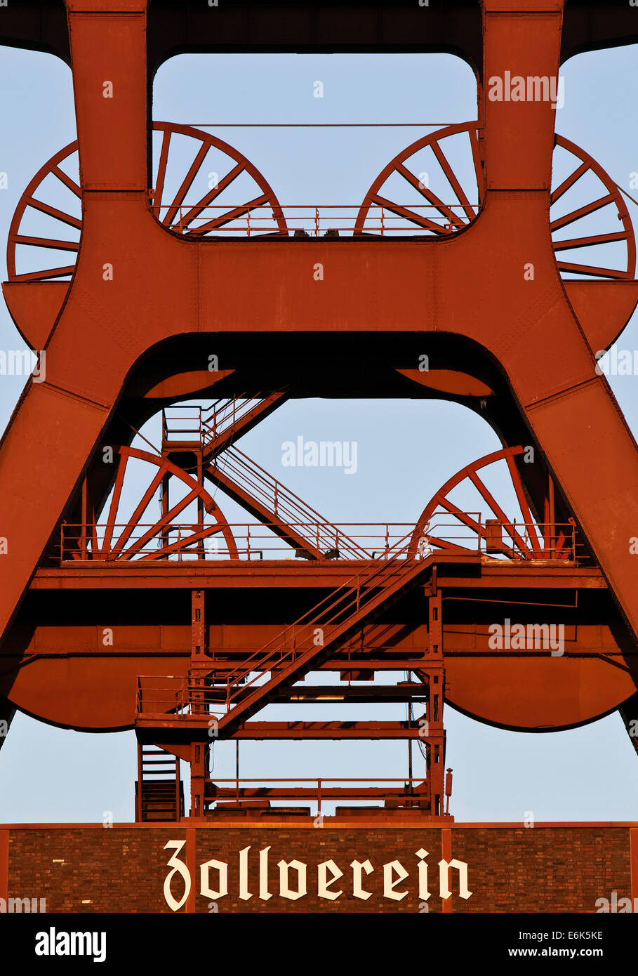 Doppelte Fördergerüst von Schacht XII, Zeche Zollverein, UNESCO World Heritage Site, Essen, Ruhr district, North Rhine-Westphalia Stockfoto