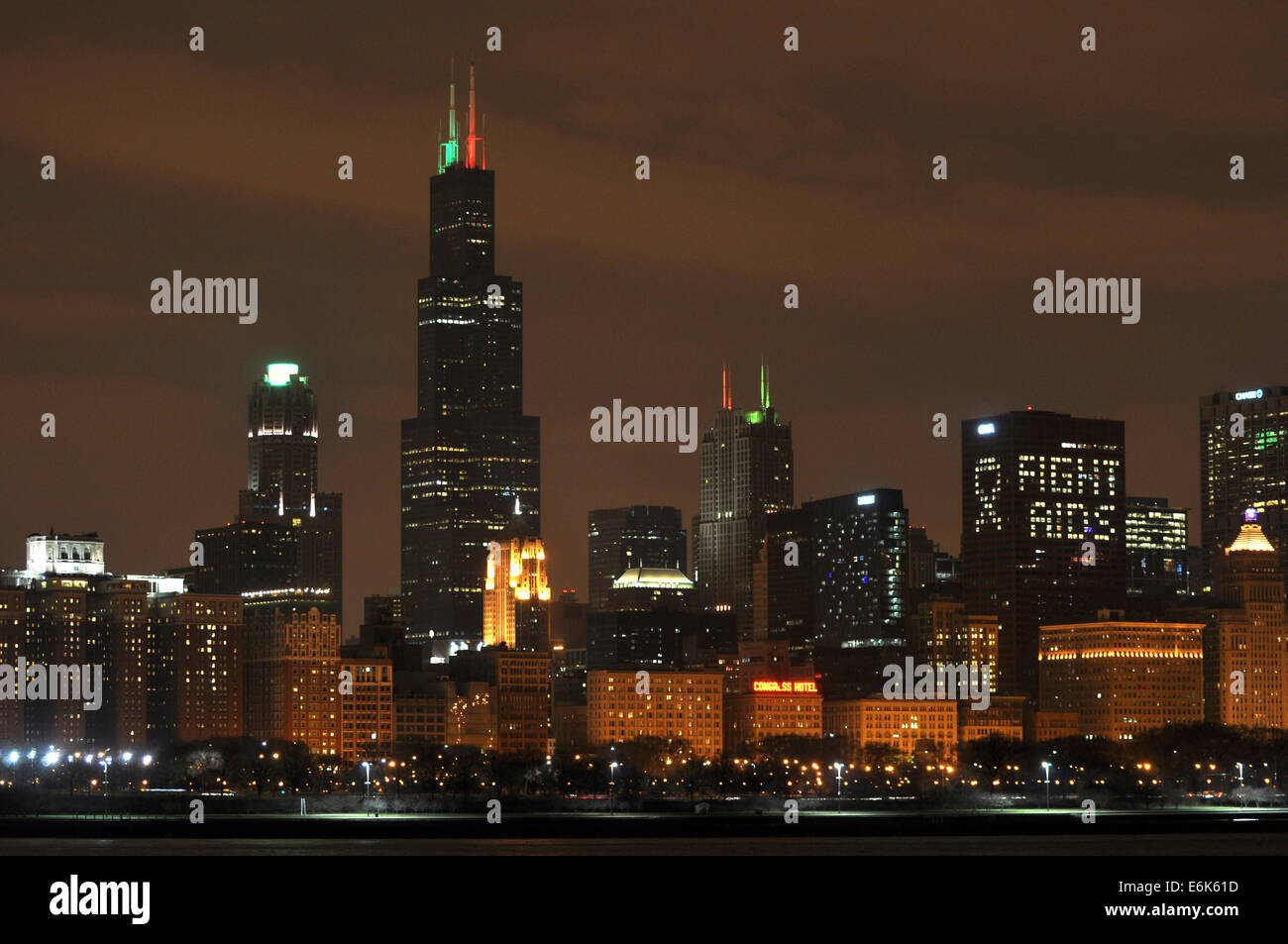 Skyline in der Abenddämmerung auf der linken Seite der Willis Tower mit Anti-Aids-Kampagne, Chicago, Illinois, Vereinigte Staaten von Amerika Stockfoto