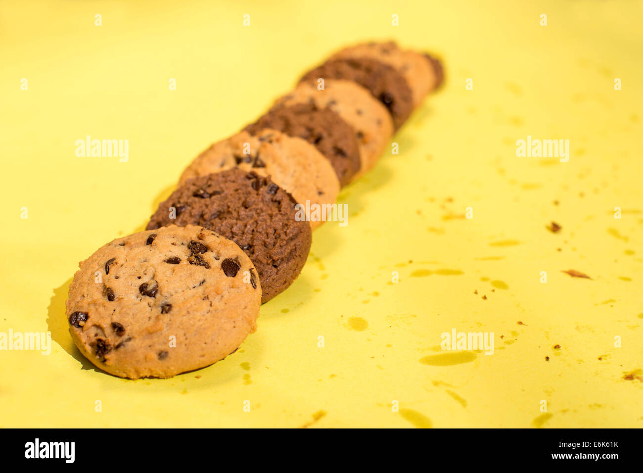 Kekse auf gelbem Hintergrund. Tageslicht Stockfoto