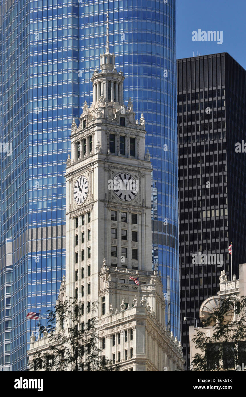 Uhrturm von Wrigley Buildingin die Glasfassade des Trump International Hotel and Tower, Chicago, Illinois, Vereinigte Staaten von Amerika Stockfoto