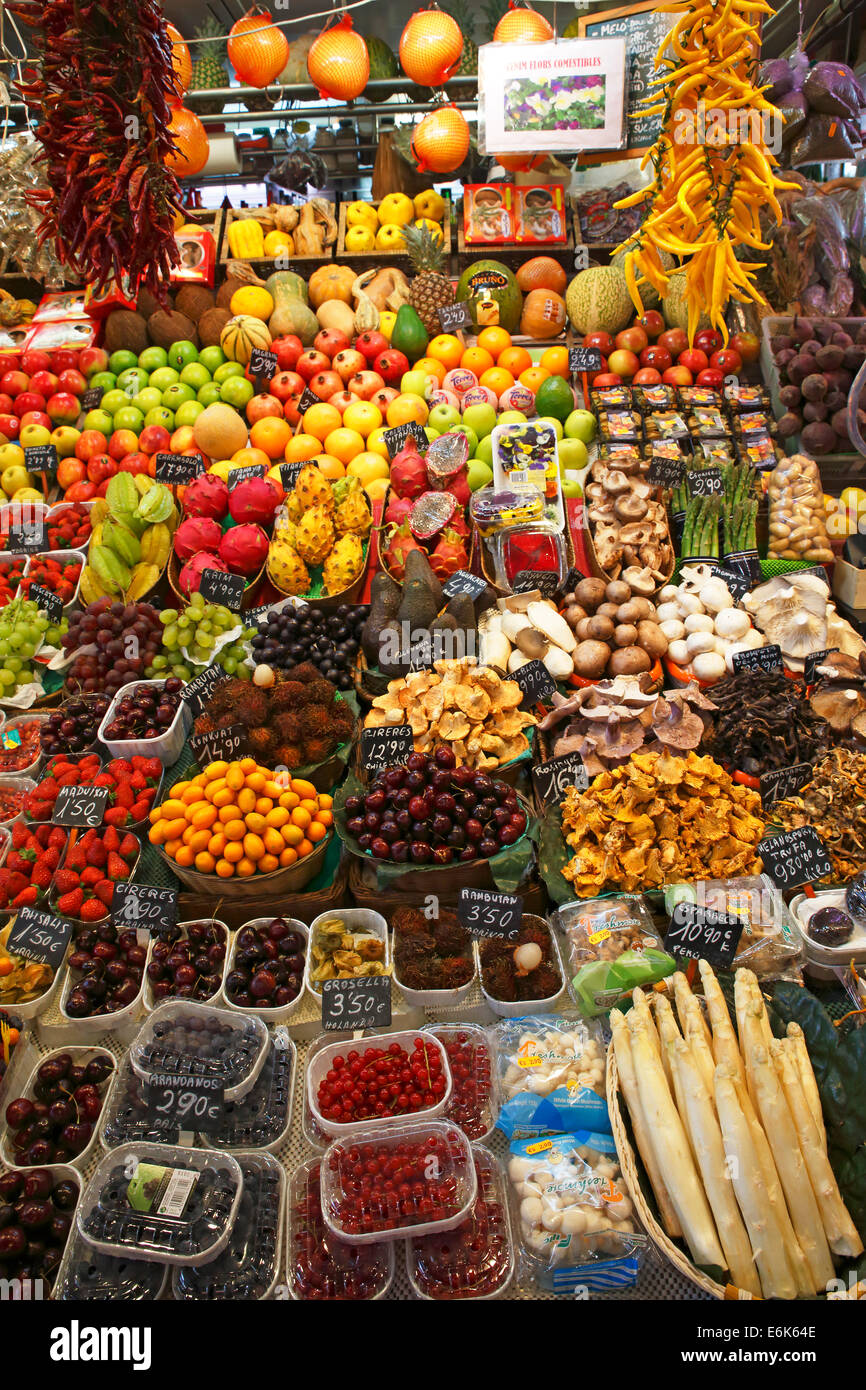 Stall zu verkaufen exotische Früchte, Obst, Pilzen und Gemüse, alten Markthallen Mercat De La Boqueria-Markt Stockfoto