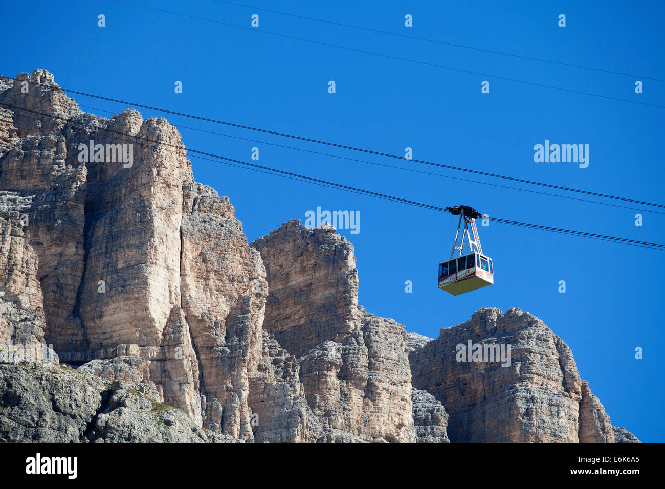 Seilbahn auf Sass Pordoi Berg, Gipfel des Pordoi Pass, Sellagruppe, Dolomiten, Provinz Trentino, Italien Stockfoto