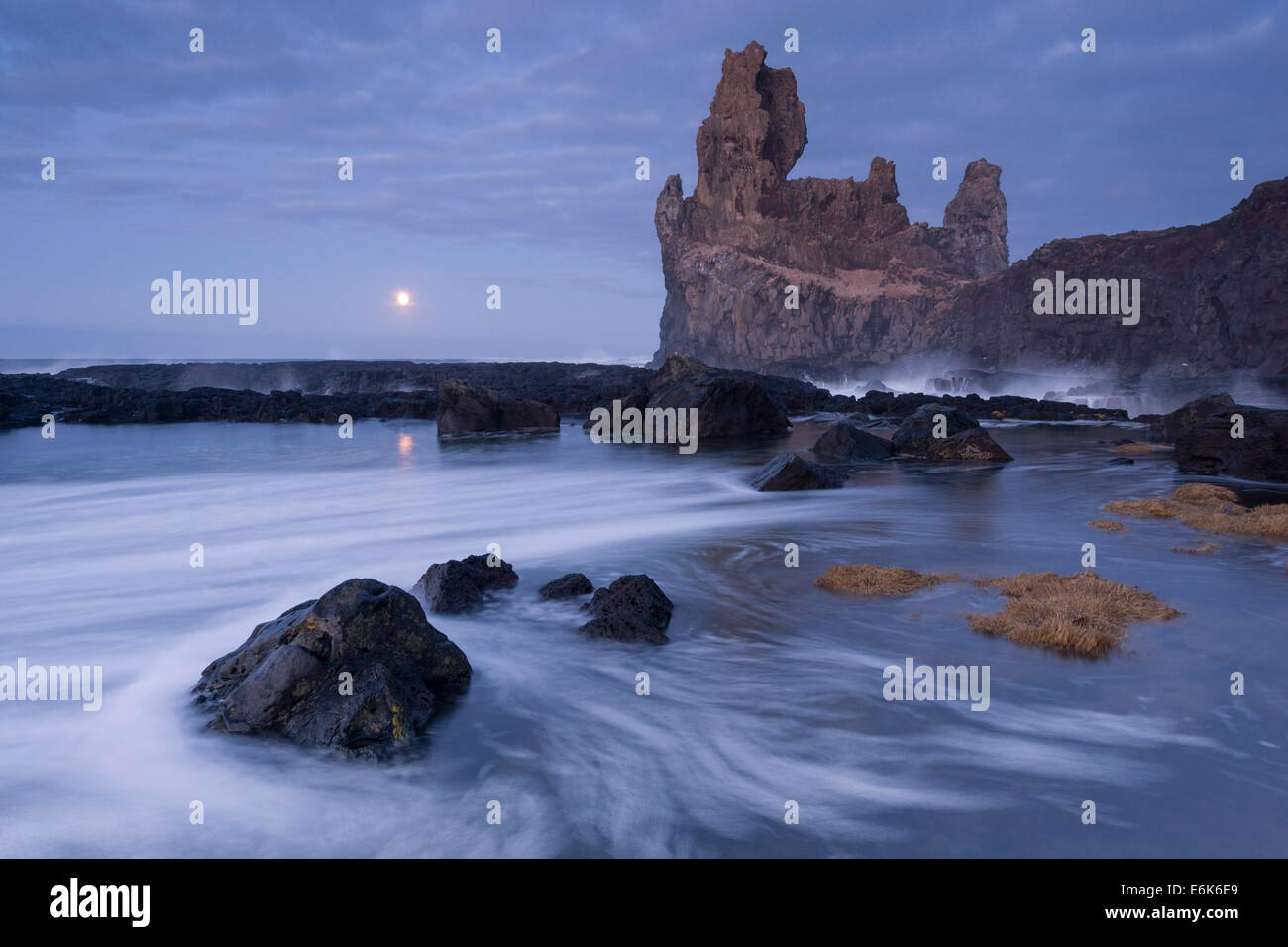 Basaltfelsen der Lóndrangar, Mondaufgang, Malarrif, Snæfellsnes, Island Stockfoto