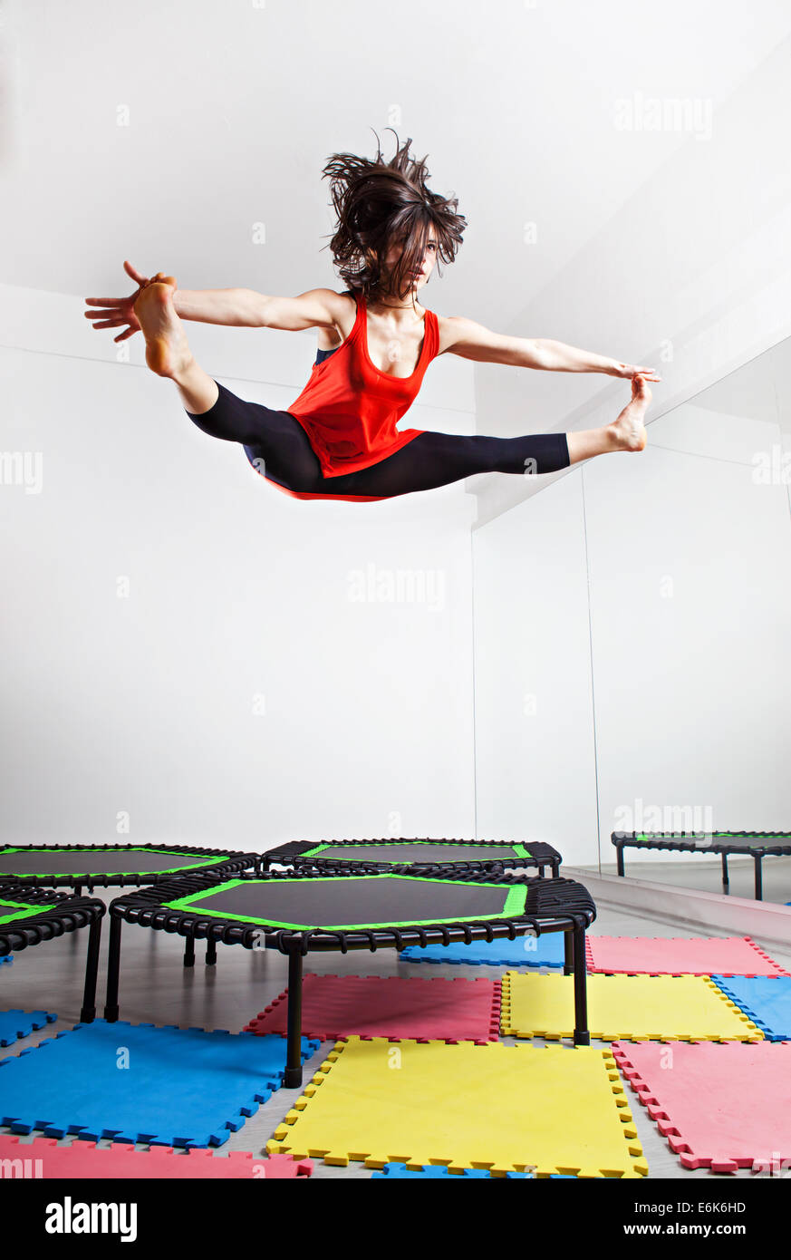 Junge Frau auf einem Trampolin springen Stockfoto