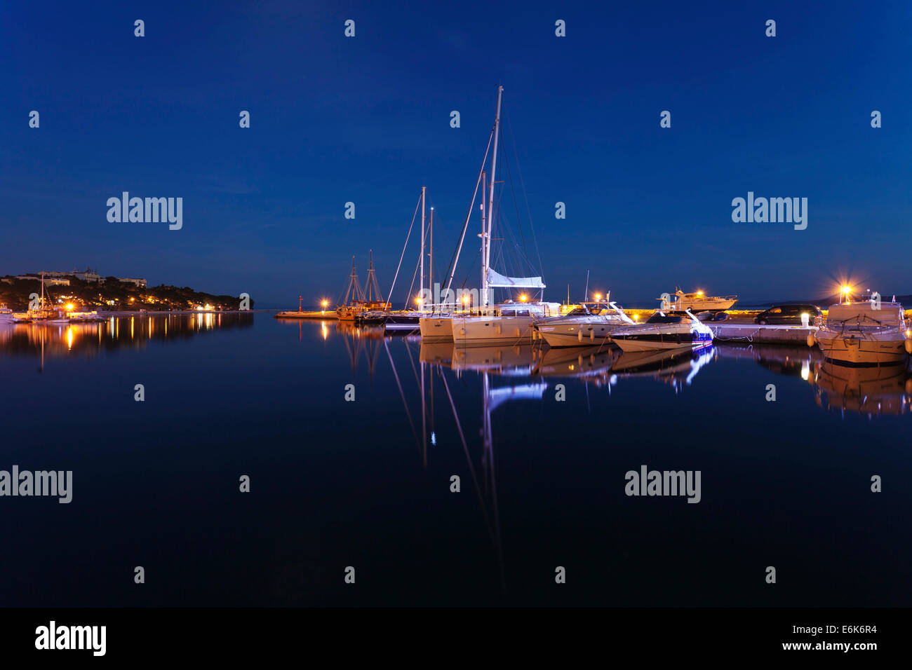 Boote im Wasser gespiegelt in der Nacht, Baska Voda, Küste Makarska Riviera, Adria, Adria, Dalmatien, Kroatien Stockfoto
