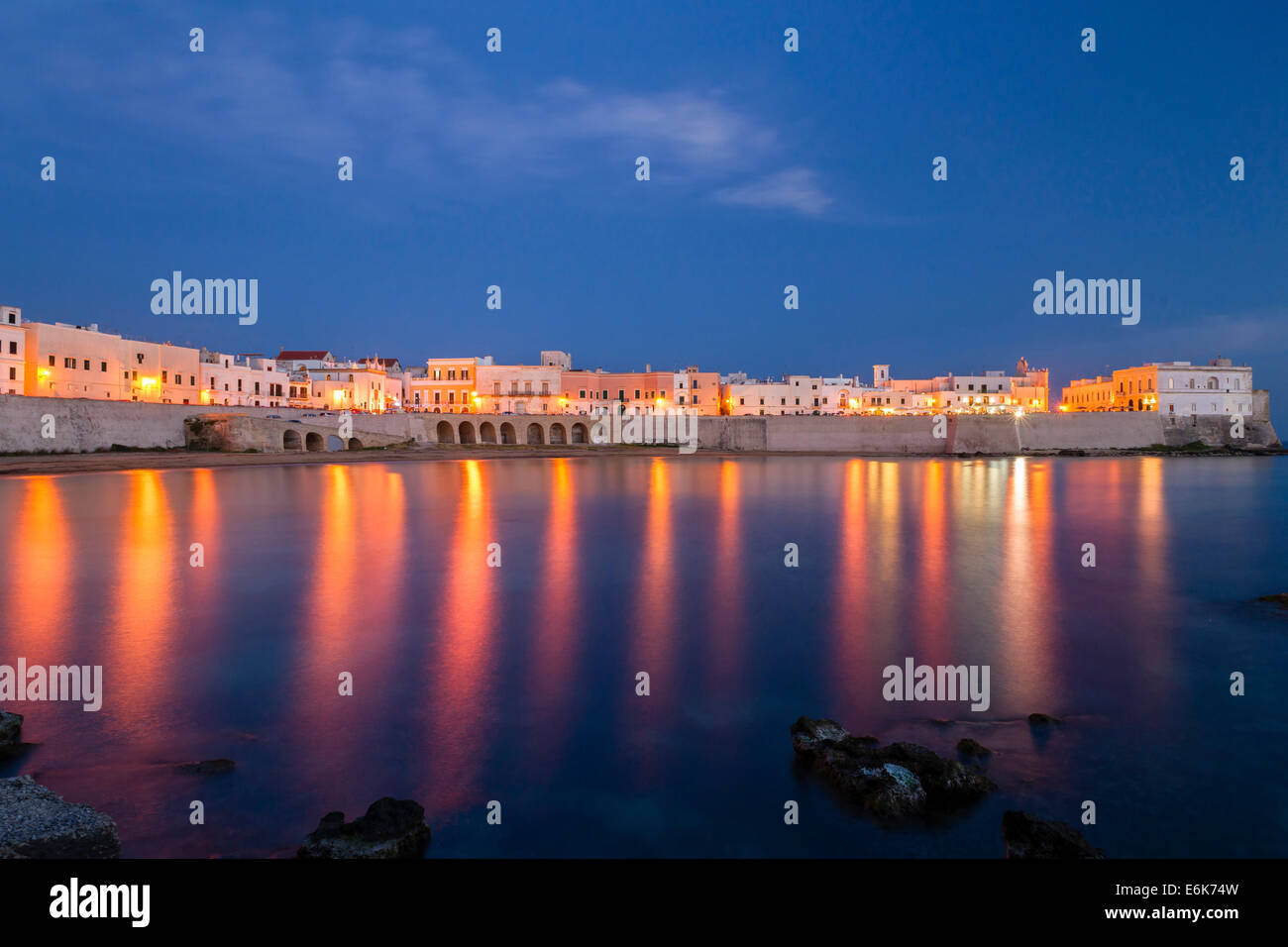 Blaue Stunde, Seno della Purità Stadtstrand, Altstadt von Gallipoli, Provinz Lecce, Apulien, Italien Stockfoto