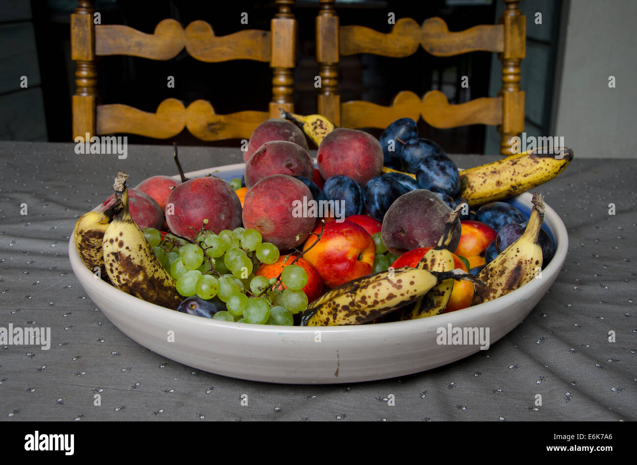 Obstteller mit Pfirsichen, Nektarinen, Pflaumen, Bananen. Stockfoto