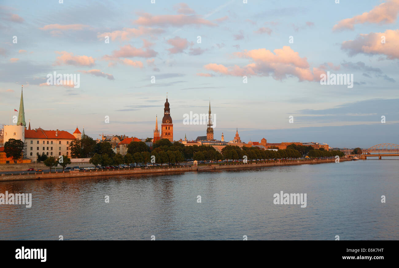 Altstadt mit den Ufern des Flusses Daugava, Rigaer Schloss, Dom zu Riga, St.-Petri Kirche aus dem Vanšu Bridge oder Vansu Stockfoto