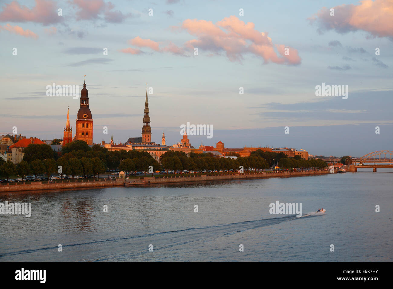 Historische Innenstadt mit den Ufern des Flusses Daugava, Dom zu Riga, St.-Petri Kirche aus dem Vanšu Bridge oder Vansu kippt Stockfoto