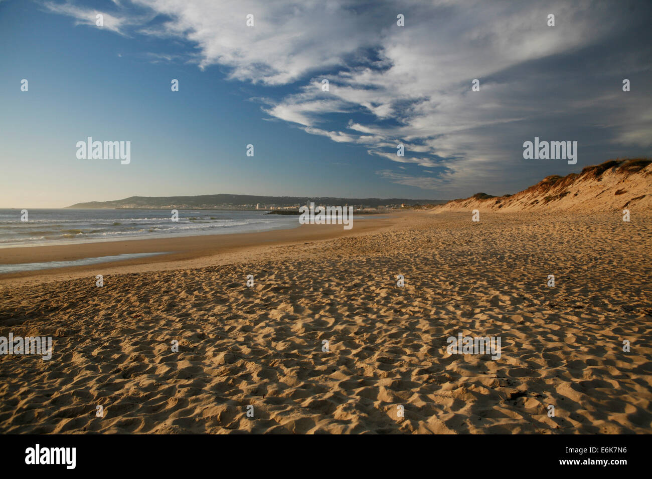 Spuren im Sand, Strand, Wolken im Abendlicht, in Figueira da Foz, Portugal Atlantikküste, Portugal Stockfoto