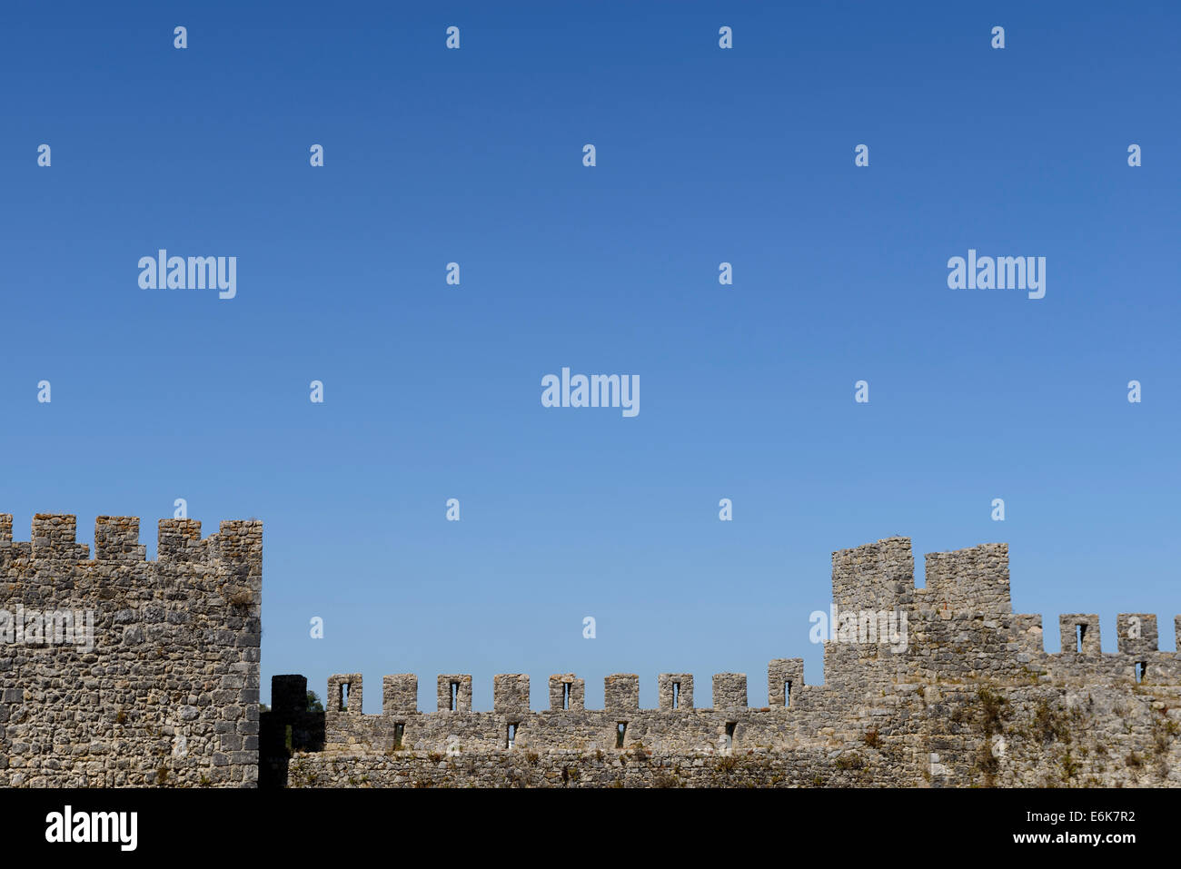 Zinnenbewehrten Mauern einer mittelalterlichen Burg Stockfoto