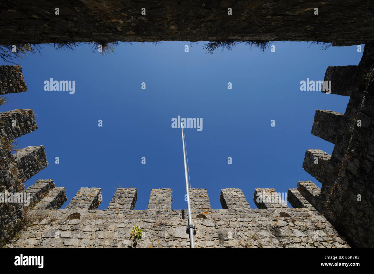 Zinnenbewehrten Mauern einer mittelalterlichen Burg Stockfoto