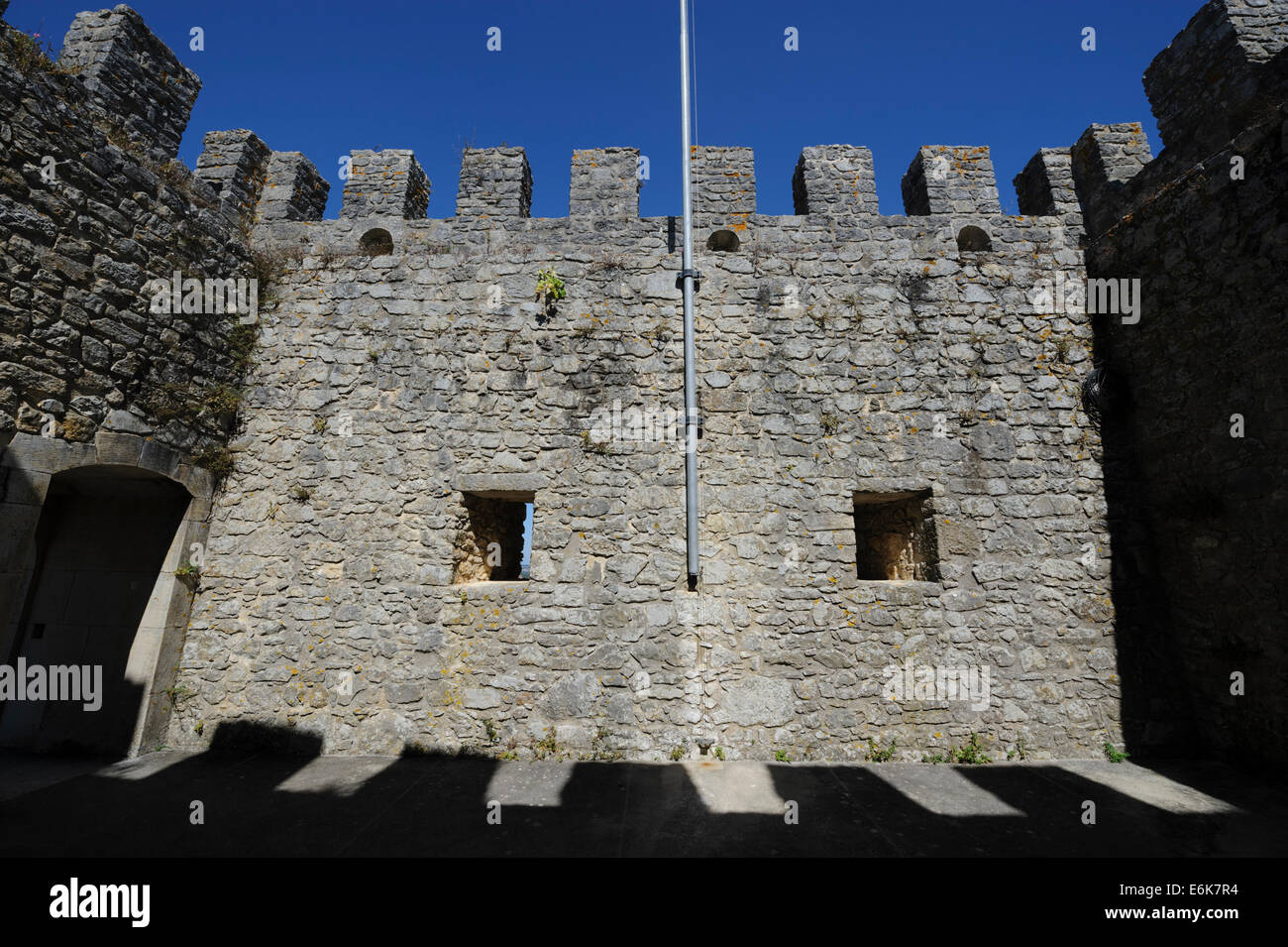 Zinnenbewehrten Mauern einer mittelalterlichen Burg Stockfoto
