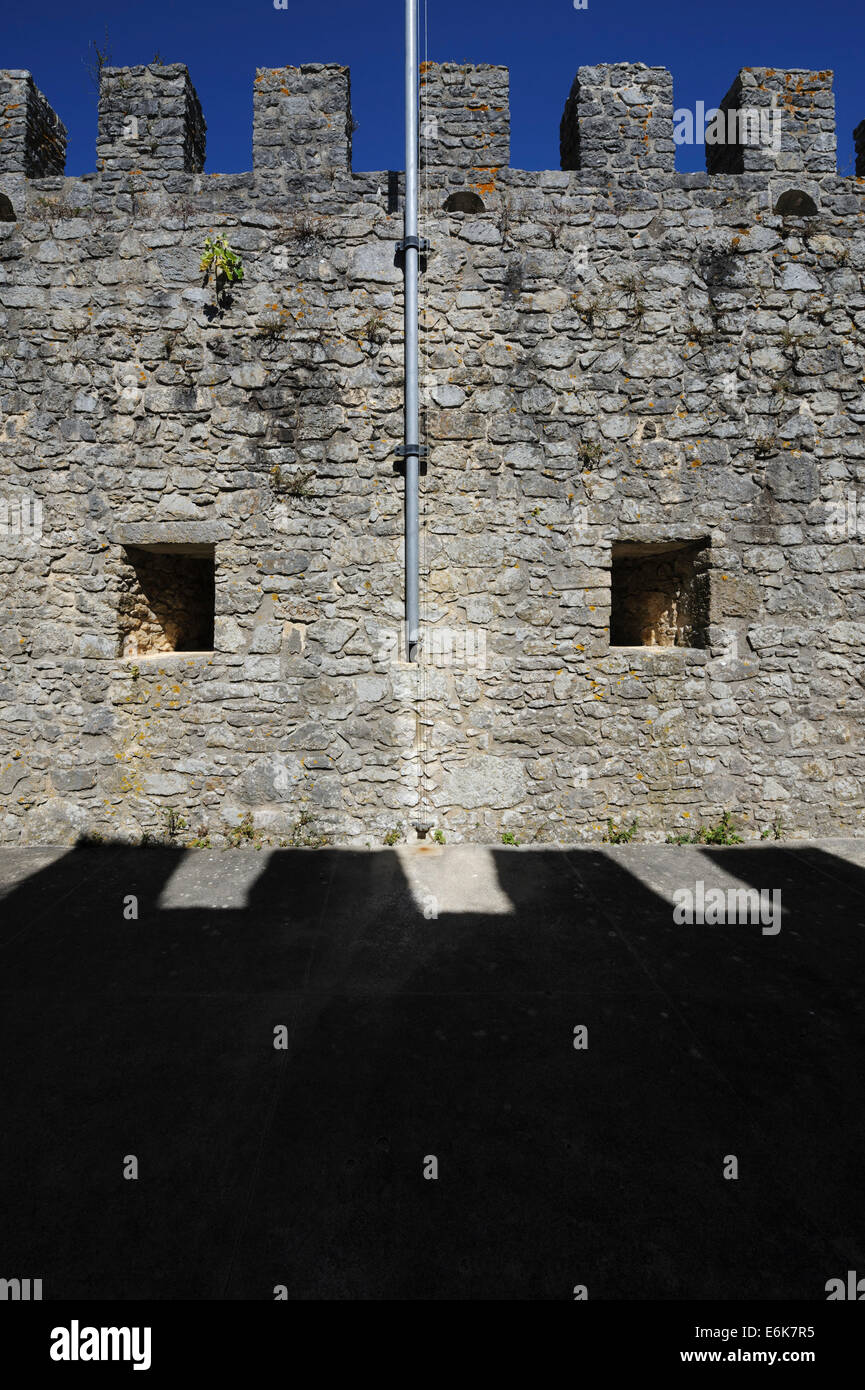 Zinnenbewehrten Mauern einer mittelalterlichen Burg Stockfoto