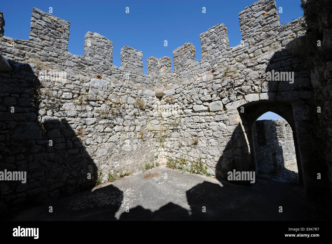 Zinnenbewehrten Mauern einer mittelalterlichen Burg Stockfoto