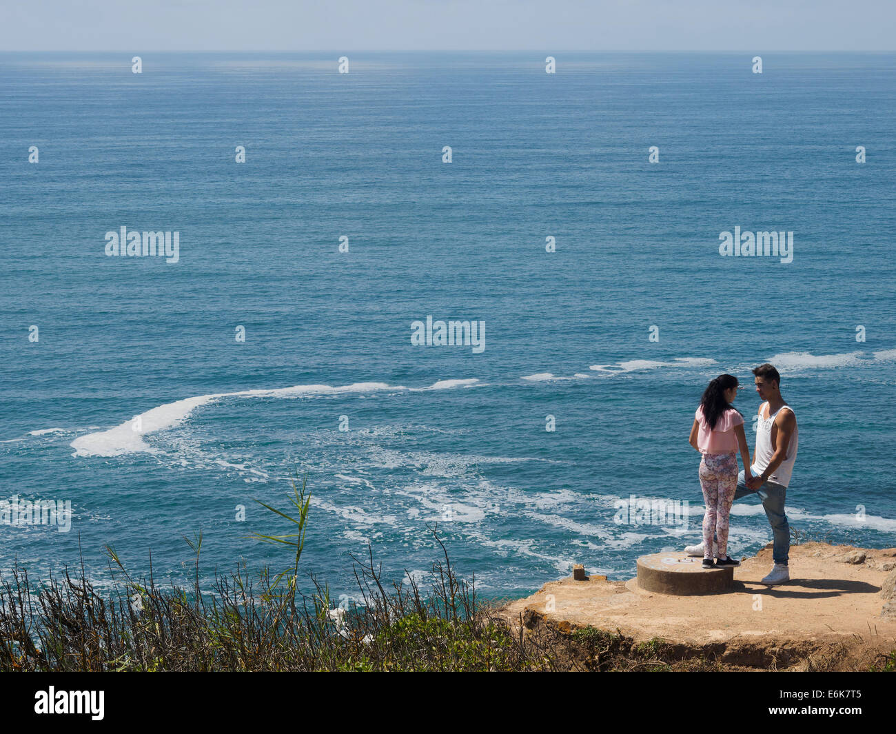 Junges Paar auf einer Klippe am Meer Stockfoto