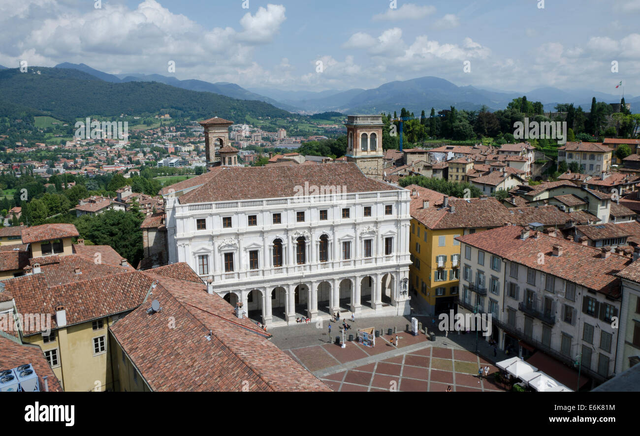 Bergamo Italien, Blick auf das Rathaus an der Piazza Vecchia (Alter Platz) im Zentrum von Bergamo, Città alta, Oberstadt, Lombardei Region, Italien. Stockfoto