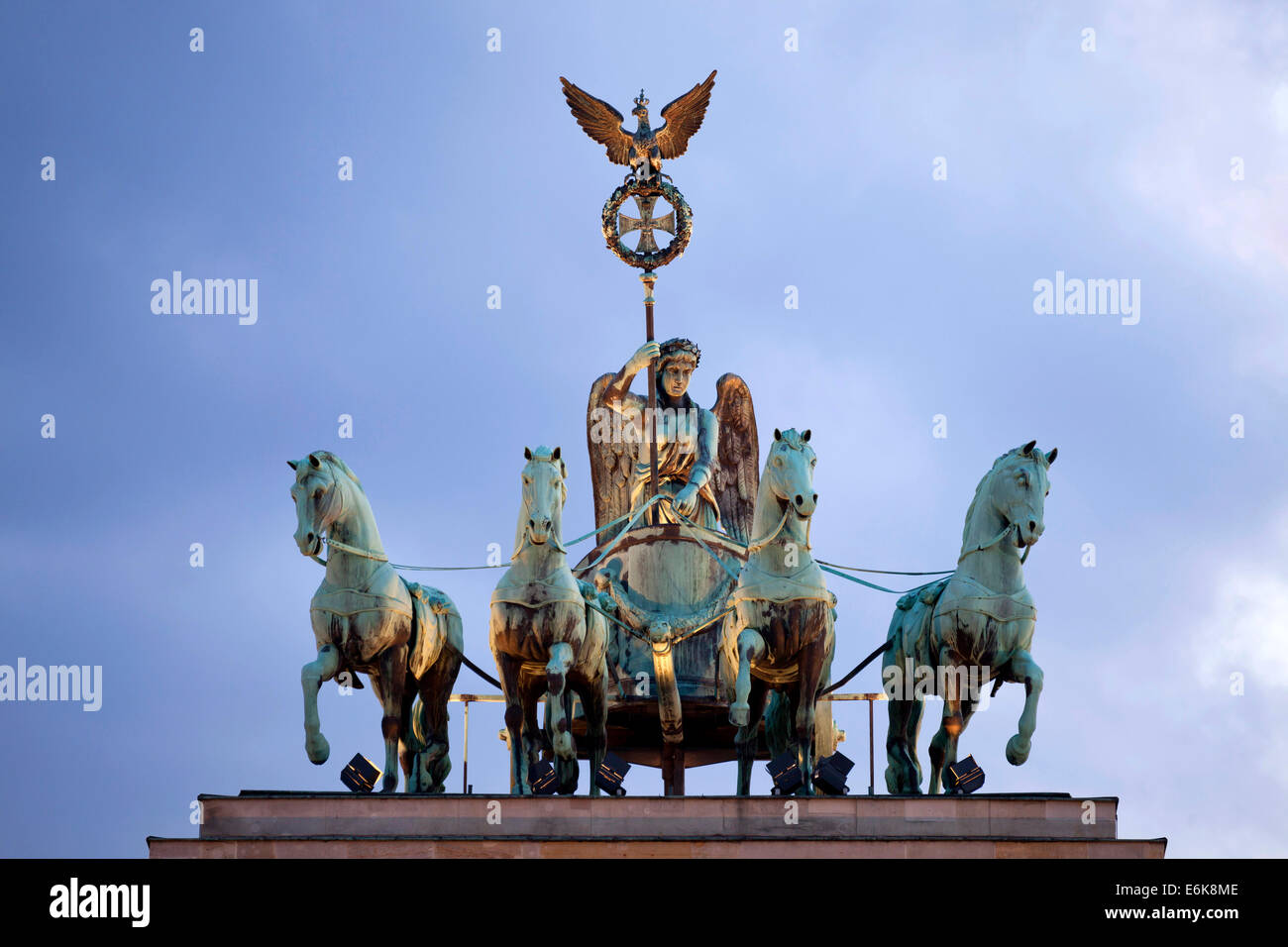 die beleuchtete Quadriga auf dem Brandenburger Tor in Berlin, Deutschland, Europa die beleuchtete Quadriga auf dem Brandenburger Tor in Berlin, Deutschland, Europa