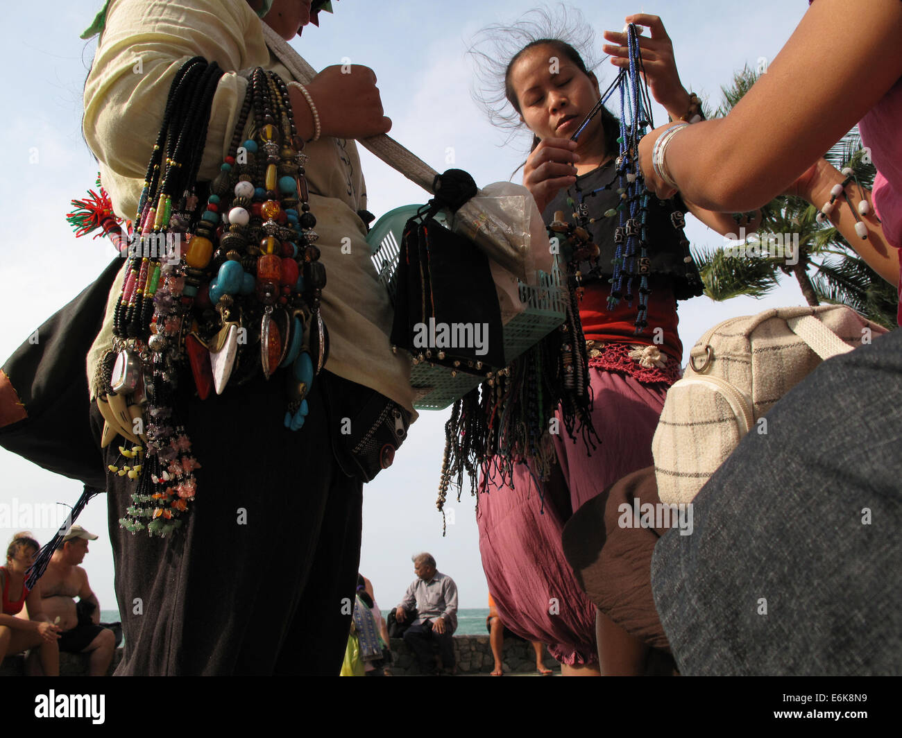 Thai Lady Abdichtung Schmuckstücke am Strand Stockfoto