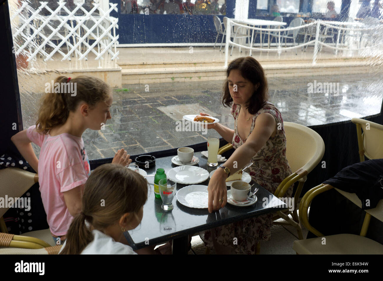 Sitzen in einem Cafe in der Stadt Cres an einem verregneten Tag Insel Cres, Kroatien Stockfoto