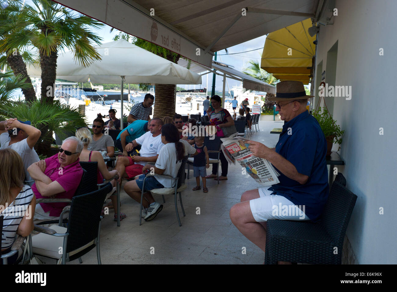 Cafe am Hafen in Mali Losinj, Insel Losinj, Kroatien Stockfoto