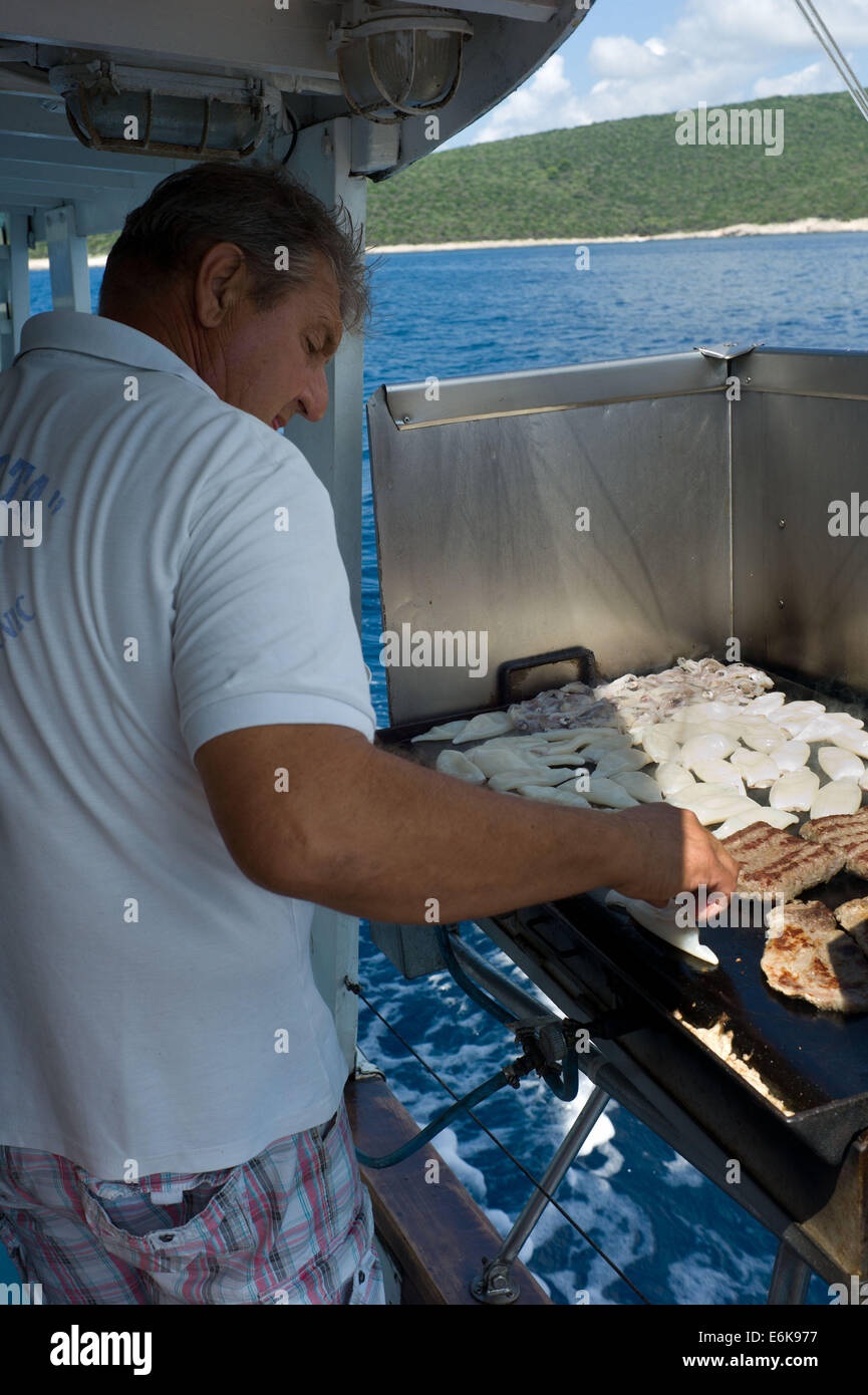 Prepairing Fisch zum Mittagessen auf ein Touristenboot Tag aus Mali Losinj, Insel Losinj-Kroatien Stockfoto