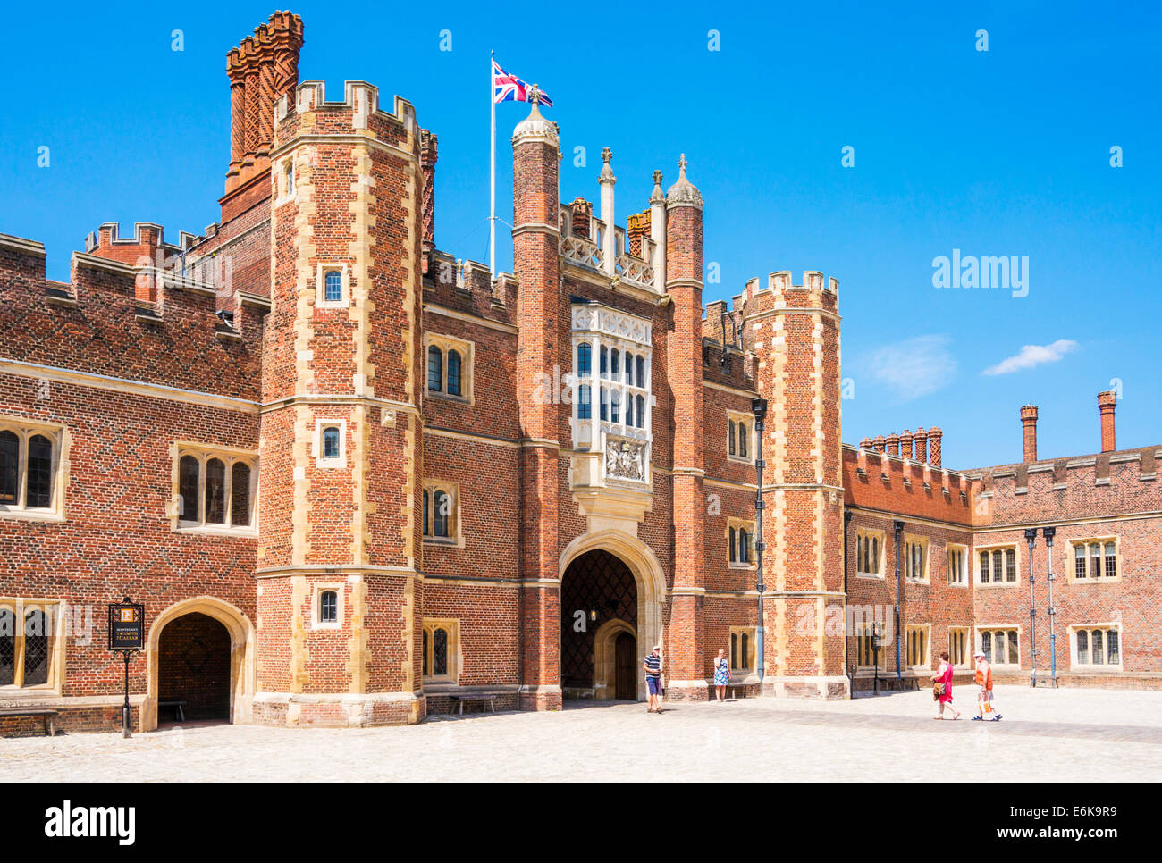 Hampton Court Palace Basis Gericht und West Main Eingang London England UK GB EU Europa Stockfoto