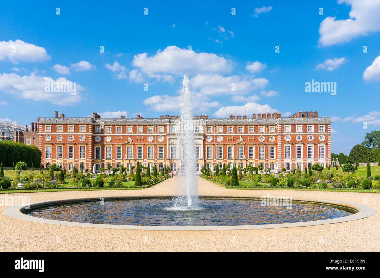 Hampton Court Palace Süd Front Brunnen und Privy Garden London England UK GB EU Europa Stockfoto