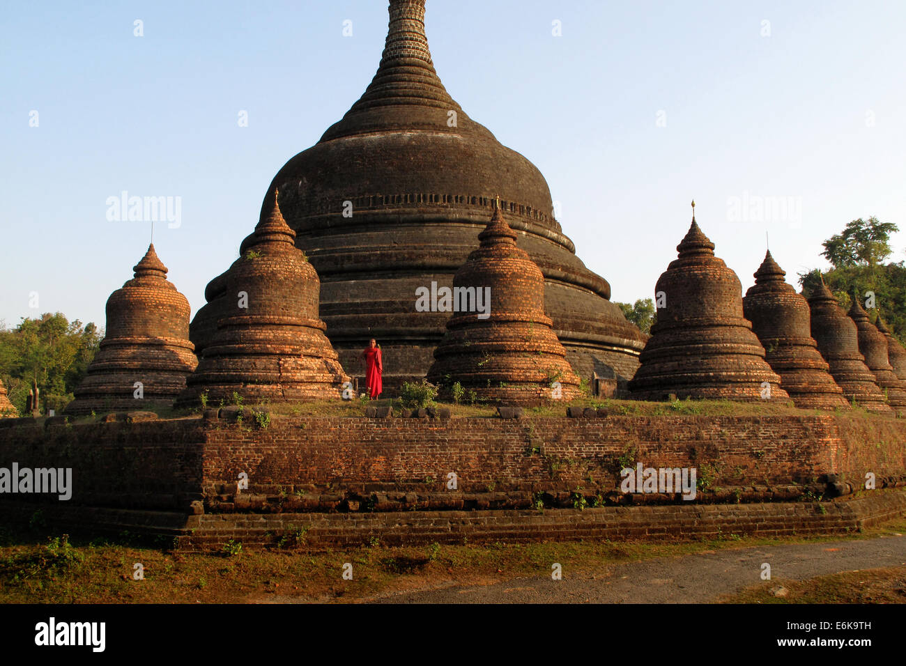 Mönch mit Papagei stehen in weit entfernten Tempel von Burma Stockfoto