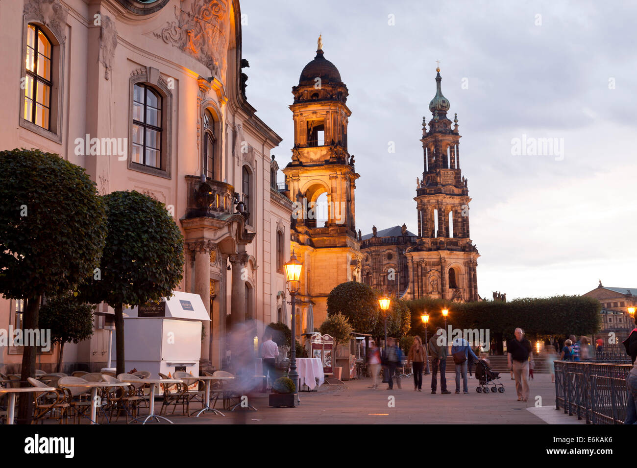 Bruhl Terrasse Standehaus Und Kathedrale In Dresden Bei Nacht