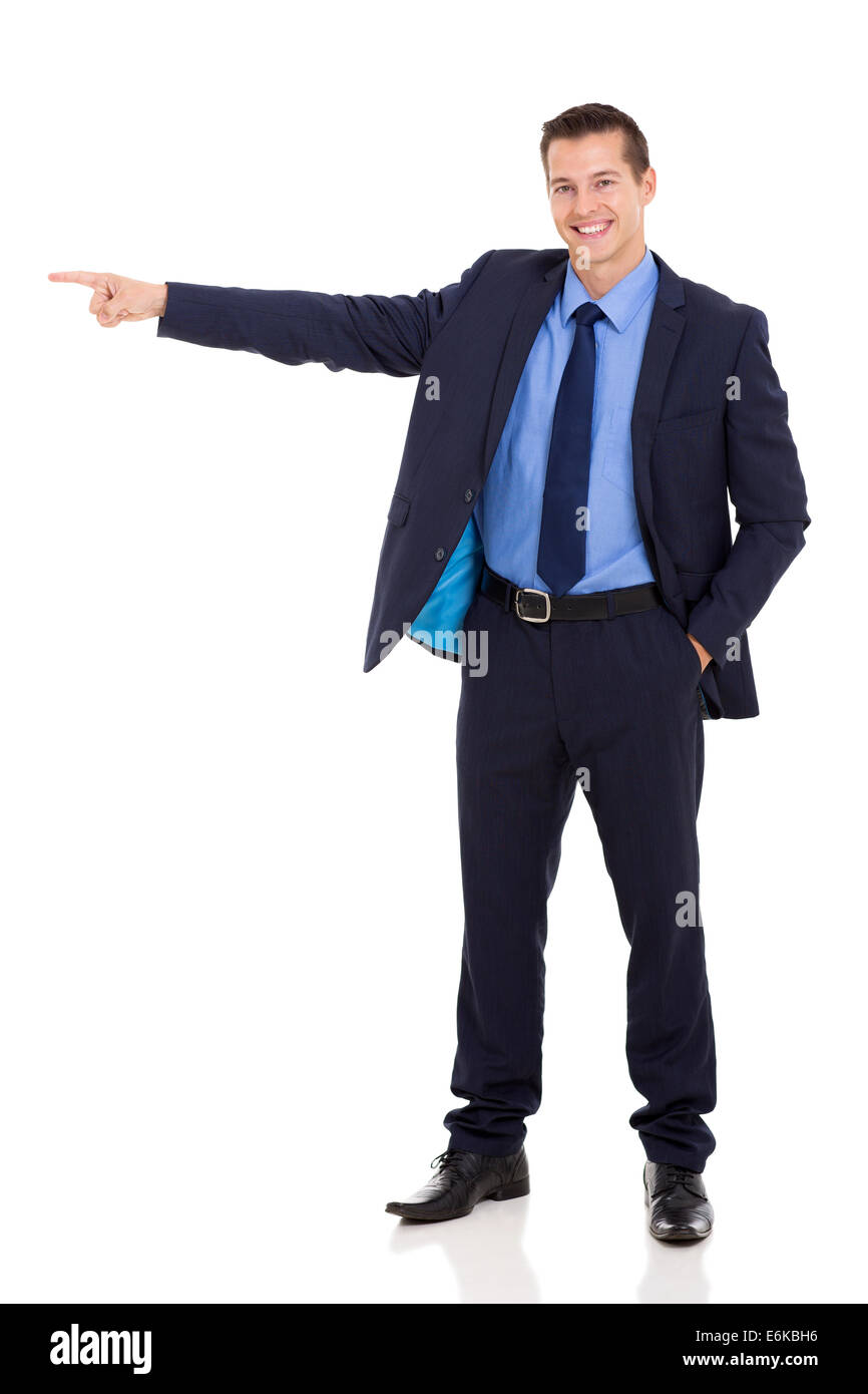 fröhliche junge Geschäftsmann zeigt auf weißem Hintergrund Stockfoto