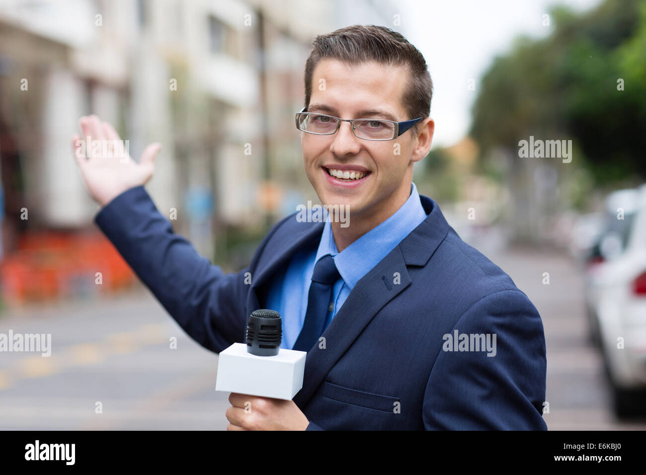Frohe Botschaft Reporter in live-Übertragungen auf Straße Stockfoto
