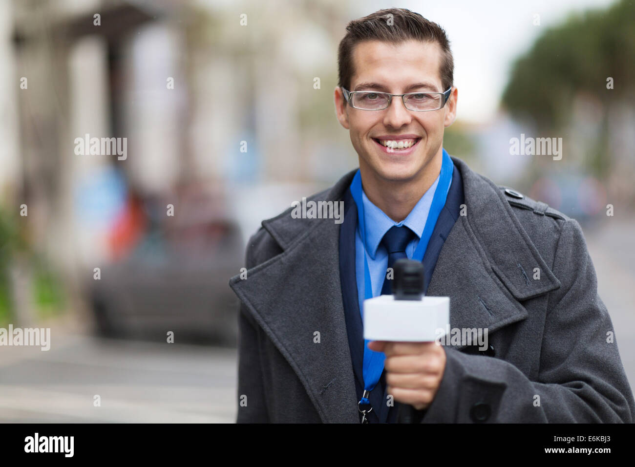 erfolgreiche News-Reporter in einem kaltem Wetter im Freien arbeiten Stockfoto