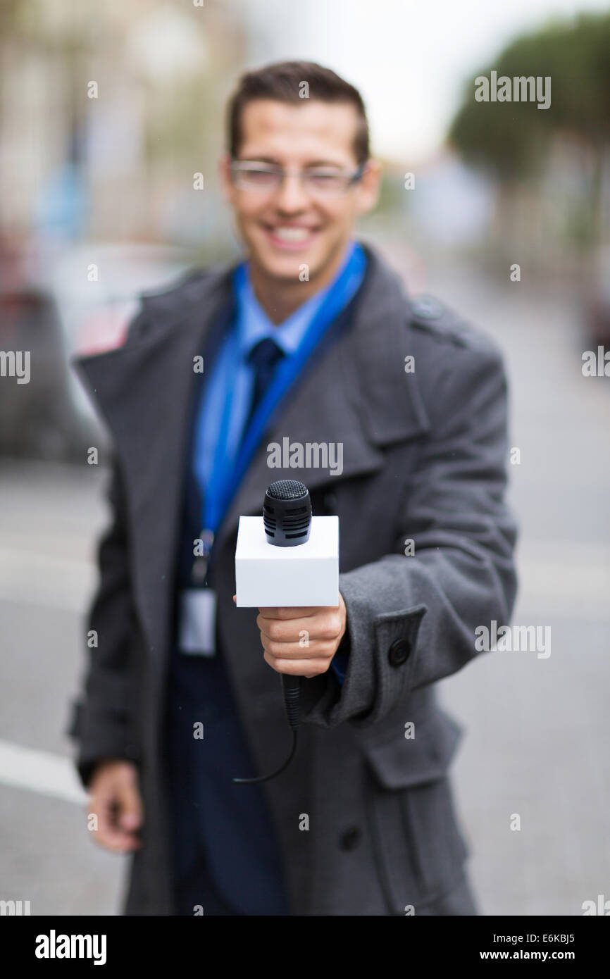 professionellen News-Reporter dabei Interview im freien Stockfoto