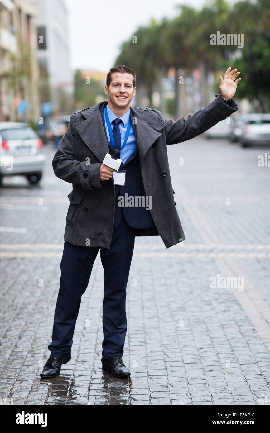 junge Journalisten warten auf ein Taxi Stockfoto